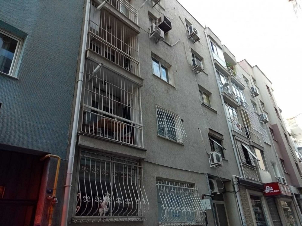 Bornova'da tavan ve zemininde çatlaklar oluşan bina boşaltıldı