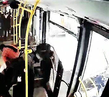 Evden eşya taşıyan yük asansörü yolcu dolu otobüse çarptı! Panik anları kamerada