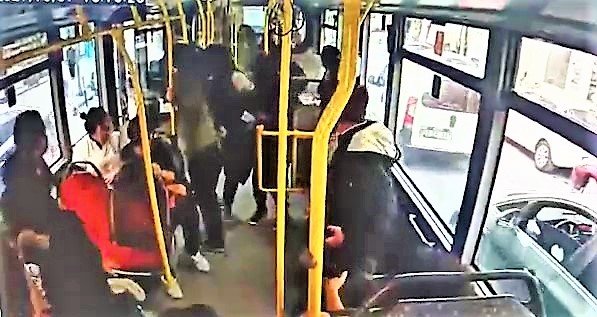 Evden eşya taşıyan yük asansörü yolcu dolu otobüse çarptı! Panik anları kamerada