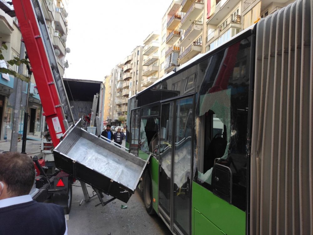 Evden eşya taşıyan yük asansörü yolcu dolu otobüse çarptı! Panik anları kamerada
