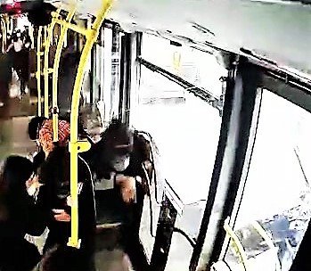 Evden eşya taşıyan yük asansörü yolcu dolu otobüse çarptı! Panik anları kamerada