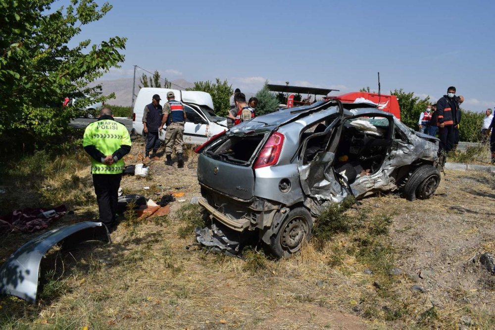 3 aracın karıştığı katliam gibi kazada ölü sayısı 5’e yükseldi