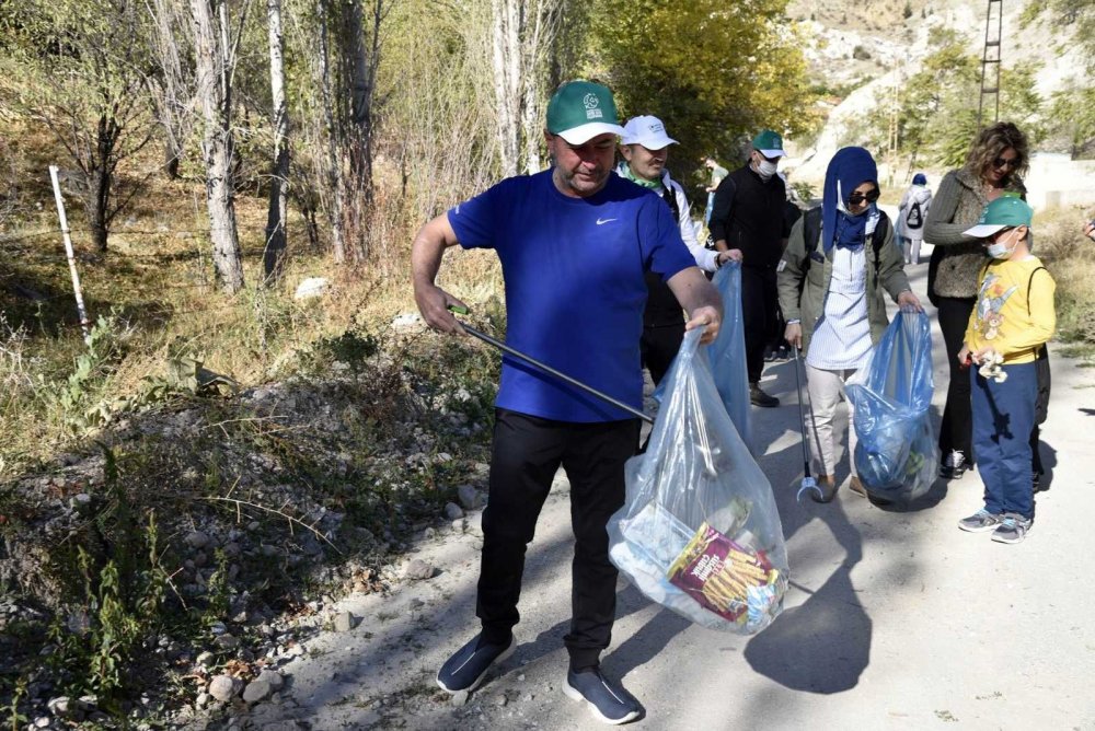 Konya Slle'deki doğa yürüyüşünde torbalarca çöp toplandı