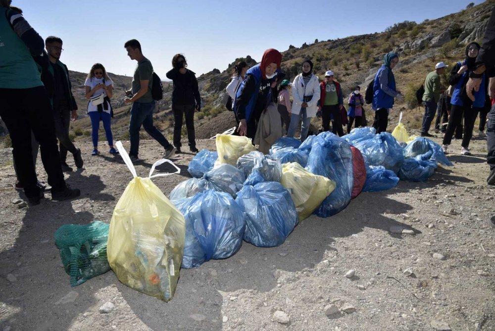 Konya Slle'deki doğa yürüyüşünde torbalarca çöp toplandı
