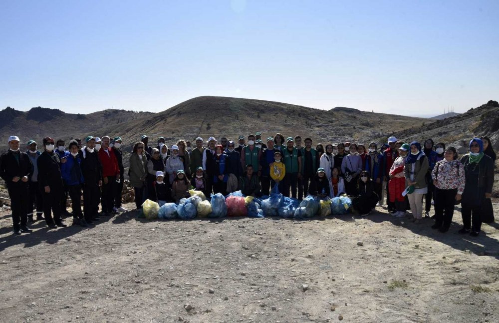 Konya Slle'deki doğa yürüyüşünde torbalarca çöp toplandı
