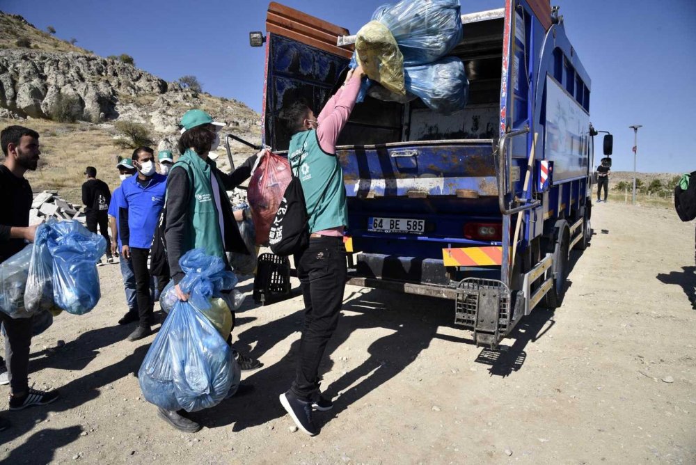 Konya Slle'deki doğa yürüyüşünde torbalarca çöp toplandı
