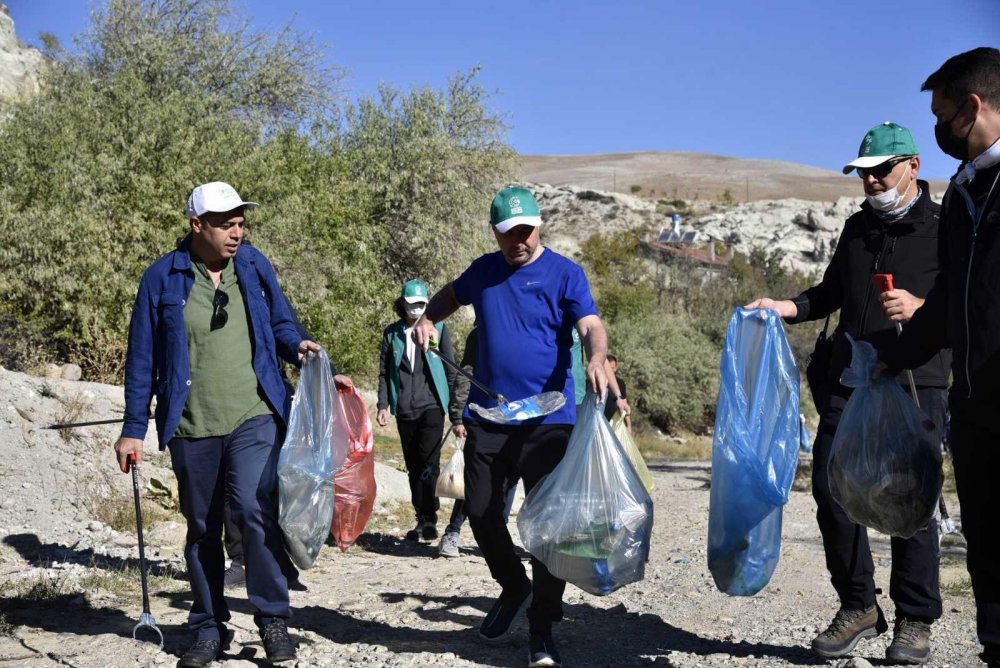 Konya Slle'deki doğa yürüyüşünde torbalarca çöp toplandı