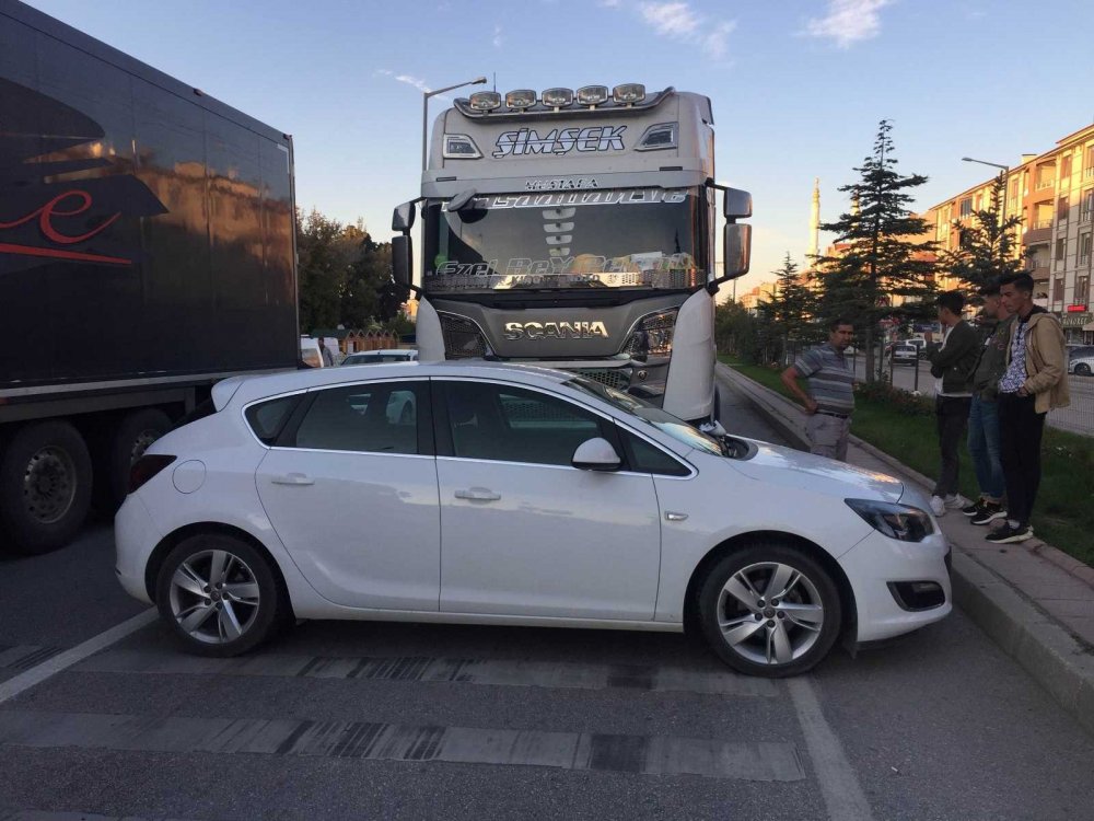Konya'da tırın çarptığı otomobil 43 metre sürüklendi