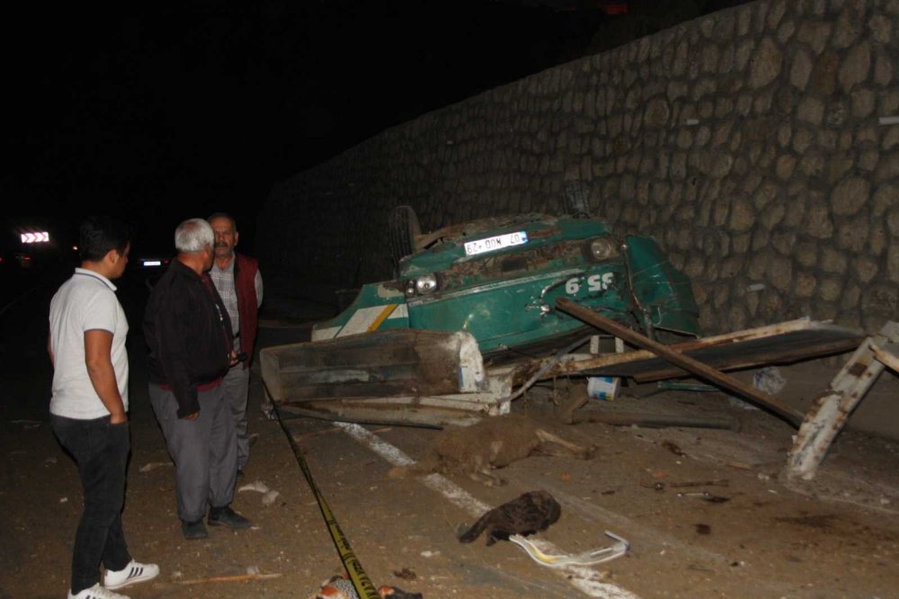 Koyun yüklü kamyon takla attı! Baba Mehmet ve 7 yaşındaki oğlu Murat Doğan Yıldırım öldü