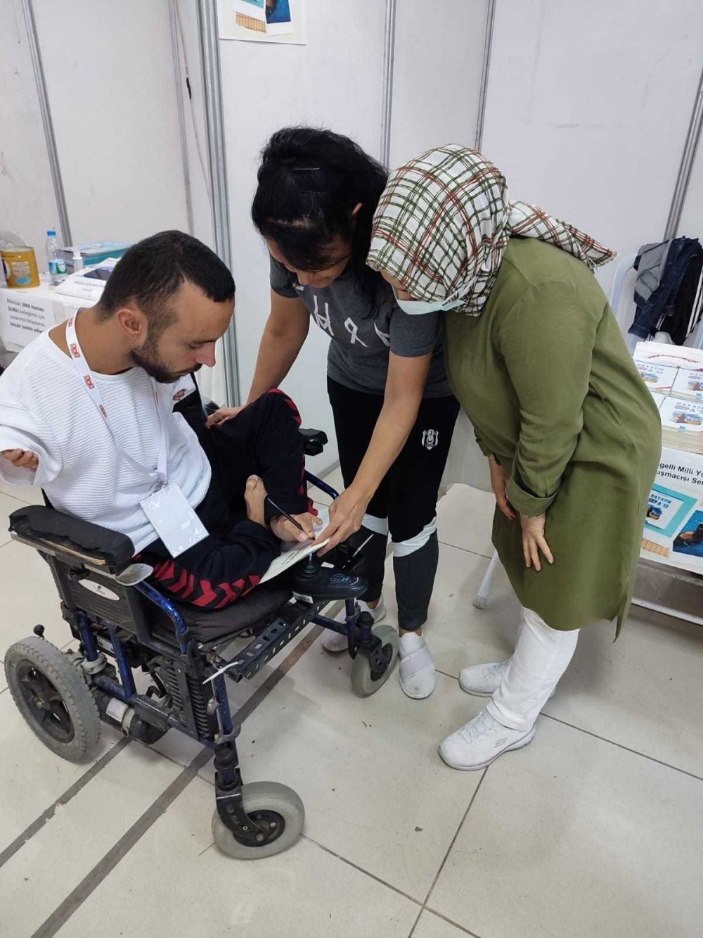 Milli yüzücü Sefa Yurtkölesi ayaklarıyla yazdığı kitabını ayaklarıyla imzaladı