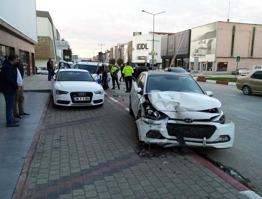 Polis otosu otomobille çarpıştı! 2’si polis 3 yaralı