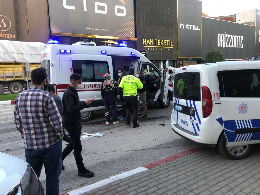 Polis otosu otomobille çarpıştı! 2’si polis 3 yaralı