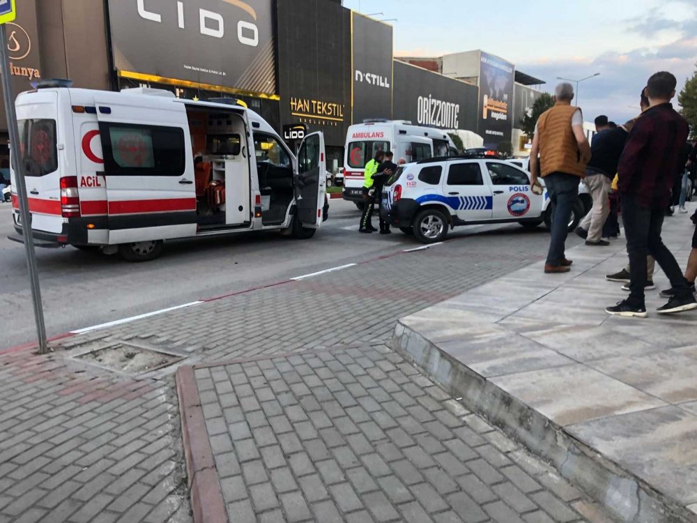 Polis otosu otomobille çarpıştı! 2’si polis 3 yaralı
