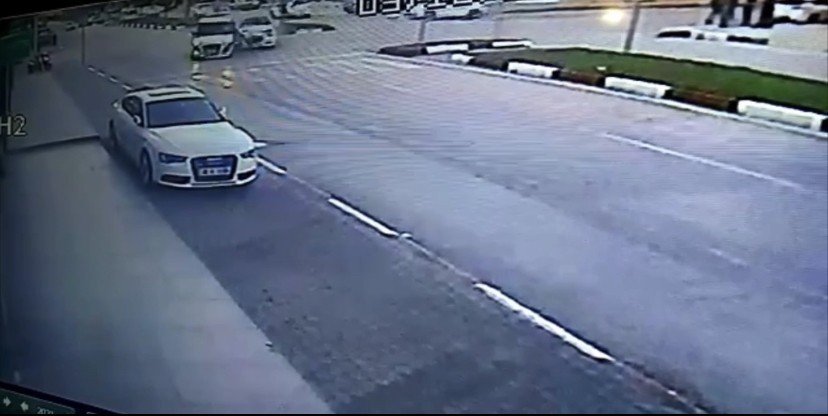Polis otosu otomobille çarpıştı! 2’si polis 3 yaralı