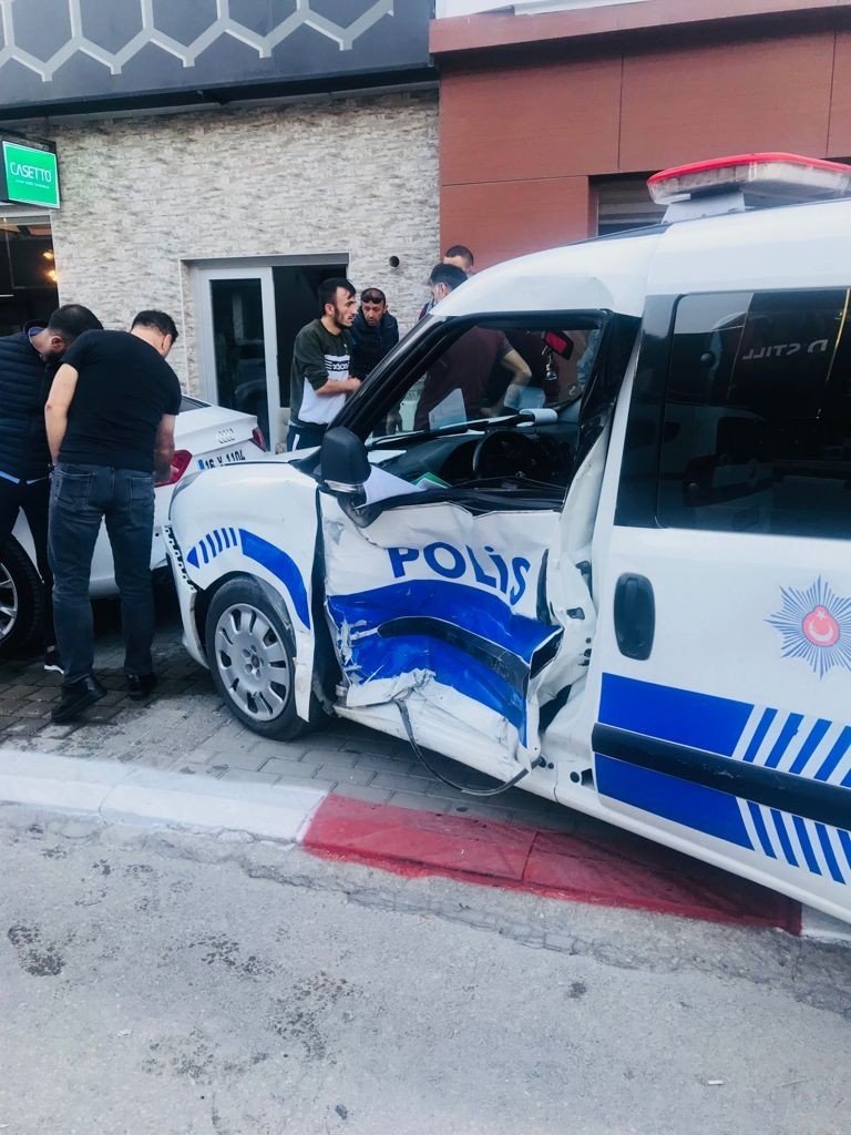 Polis otosu otomobille çarpıştı! 2’si polis 3 yaralı