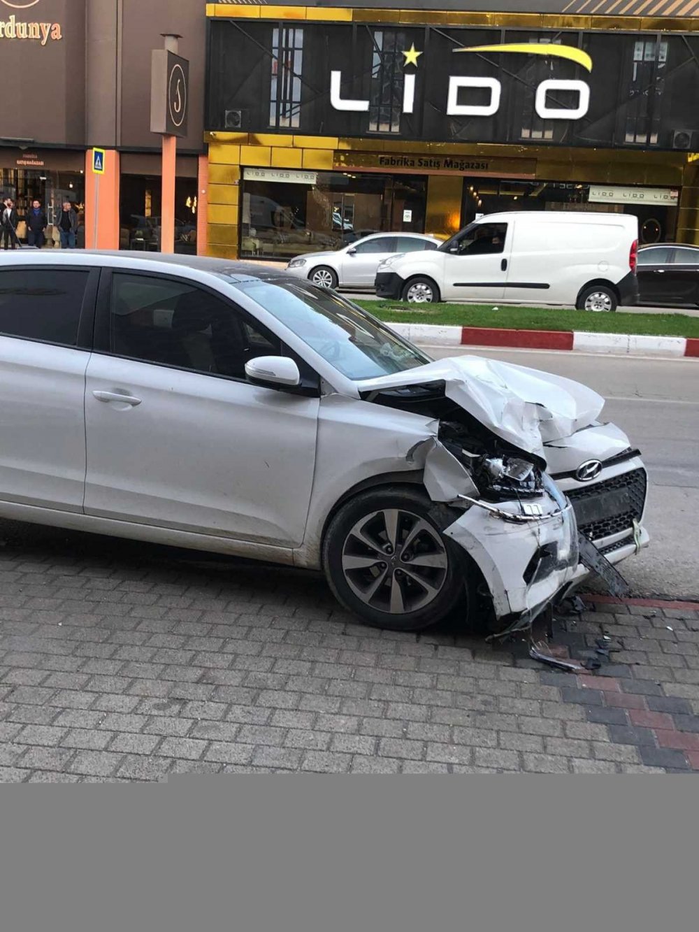 Polis otosu otomobille çarpıştı! 2’si polis 3 yaralı