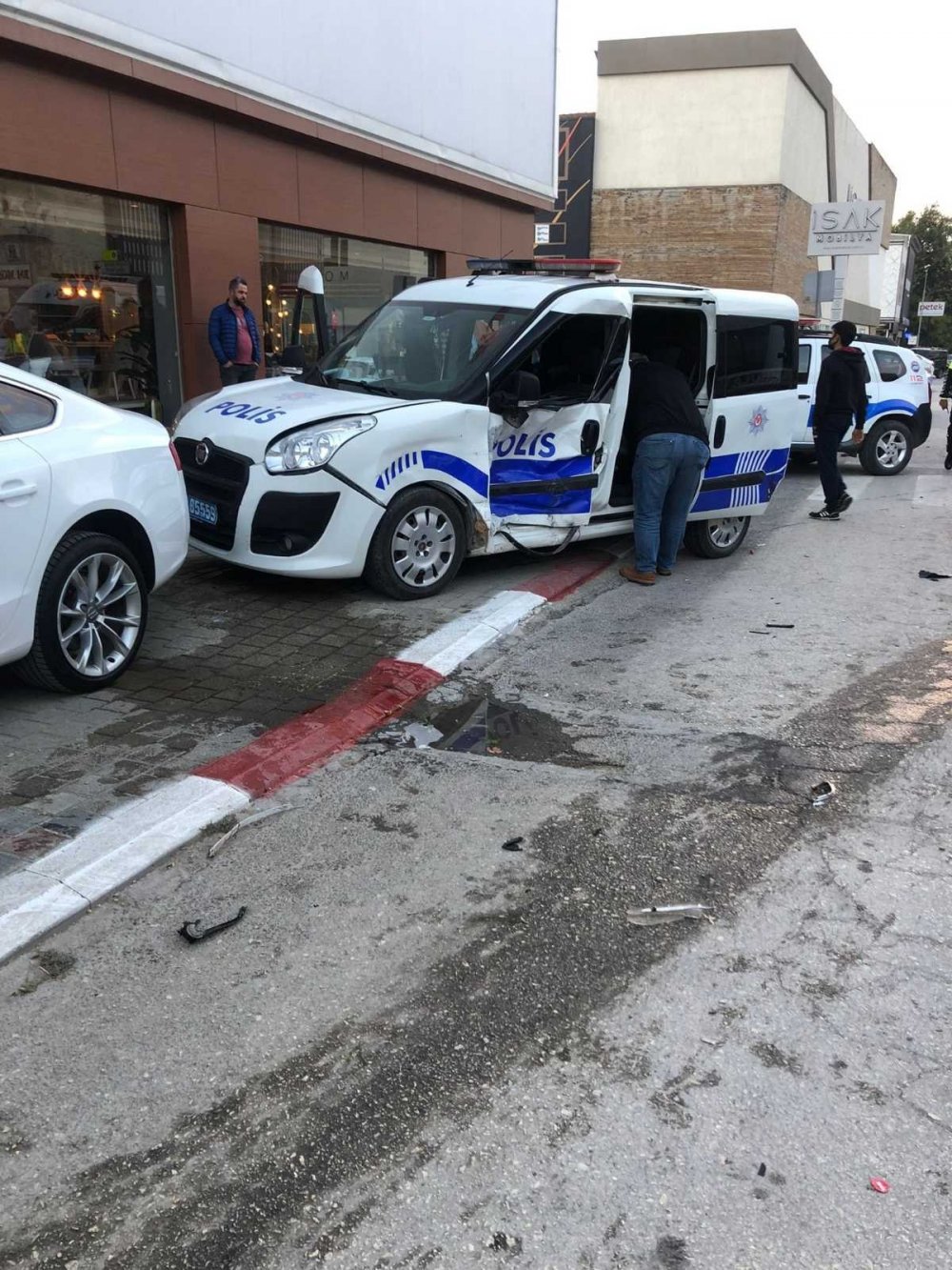 Polis otosu otomobille çarpıştı! 2’si polis 3 yaralı