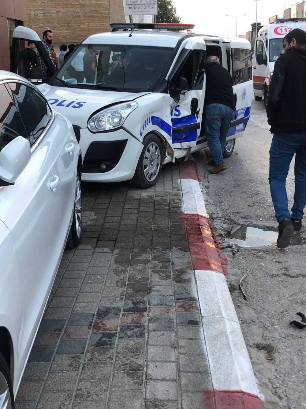 Polis otosu otomobille çarpıştı! 2’si polis 3 yaralı