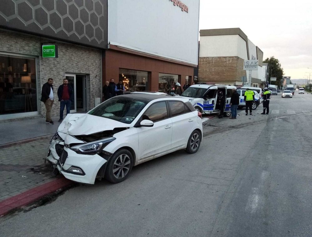 Polis otosu otomobille çarpıştı! 2’si polis 3 yaralı