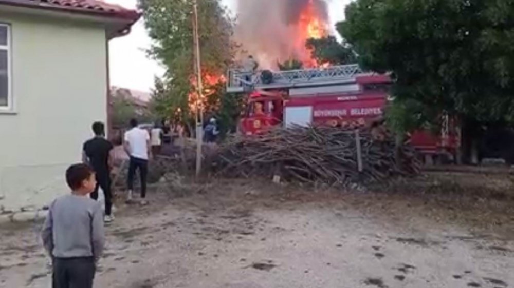 Konya’da alev alev yanan müstakil ev kullanılamaz hale geldi