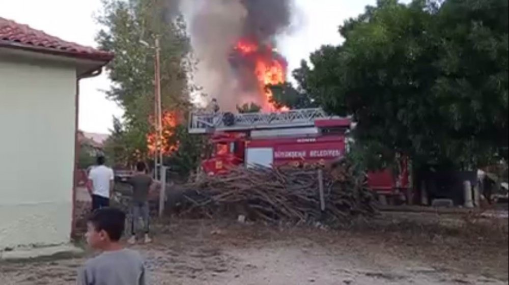 Konya’da alev alev yanan müstakil ev kullanılamaz hale geldi