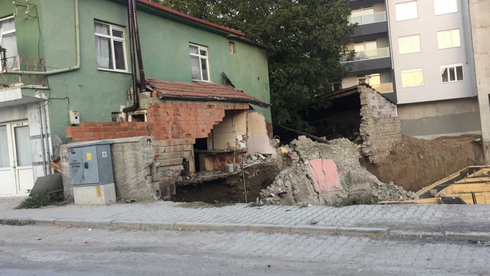 Konya'da evin bahçe duvarı yanında kazılan temele çöktü! Ucuz kurtuldular