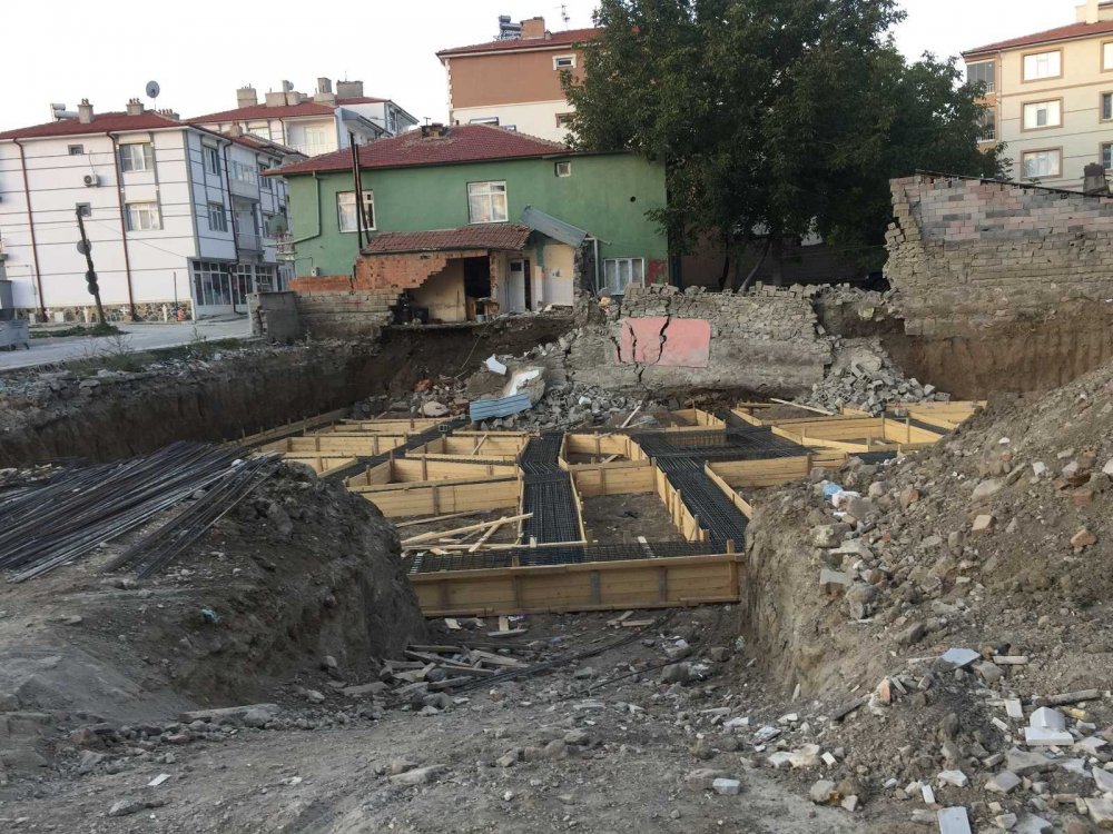 Konya'da evin bahçe duvarı yanında kazılan temele çöktü! Ucuz kurtuldular
