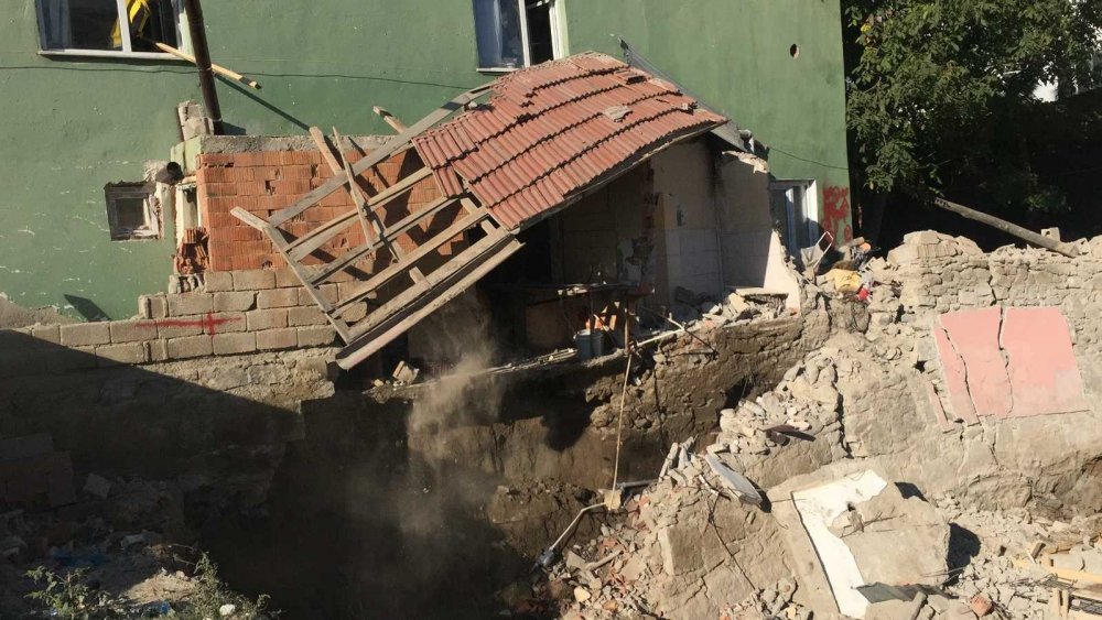 Konya'da evin bahçe duvarı yanında kazılan temele çöktü! Ucuz kurtuldular