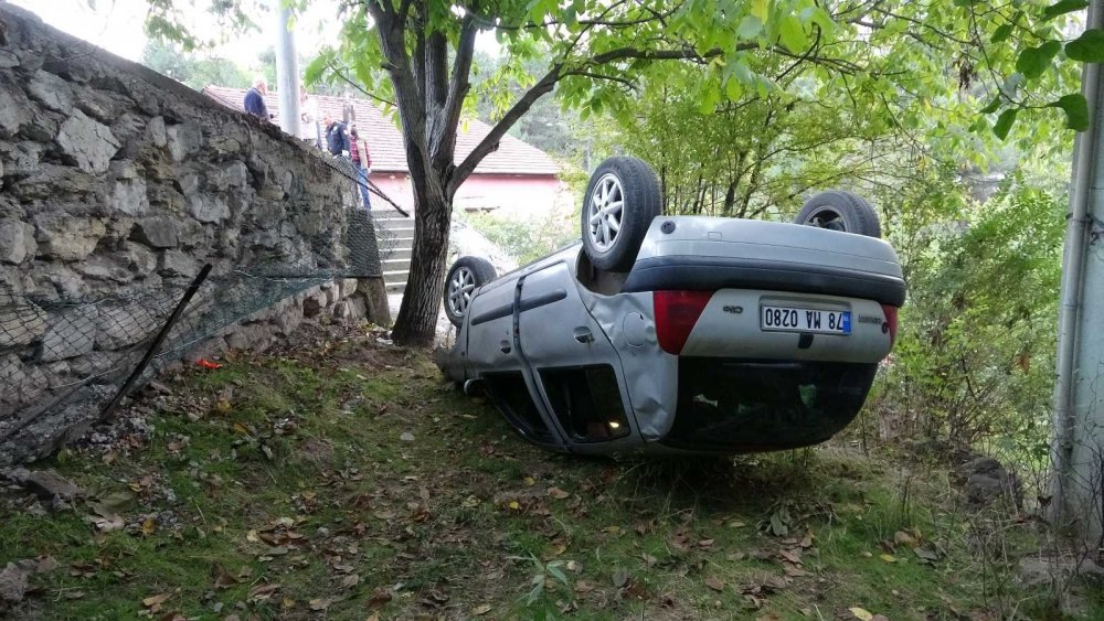 Otomobil 3 metre yükseklikten evin bahçesine uçtu! Anne ve kızı yaralandı