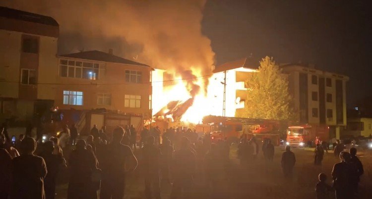 Ümraniye’de yangın paniği! Kimyasal malzemeler ve piknik tüpü patladı