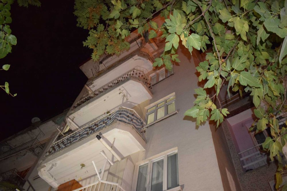 4'ncü kattaki evlerinin balkonundan düşen genç hayatını kaybetti