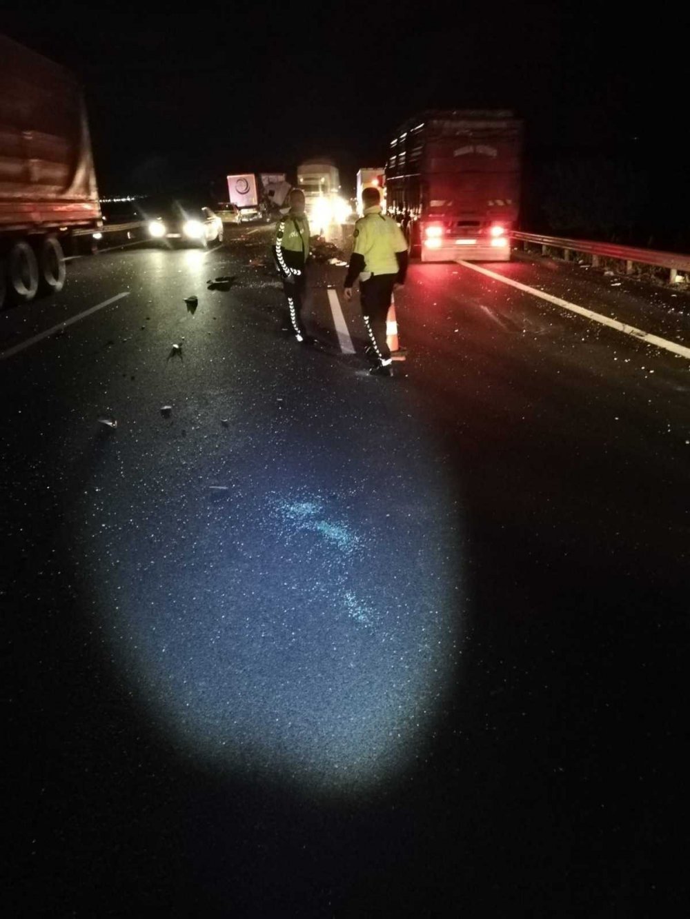 Ankara-Bolu yolunda karşı şeride geçen otomobil 2 çekiciye çarptı! 3 ölü 2 yaralı