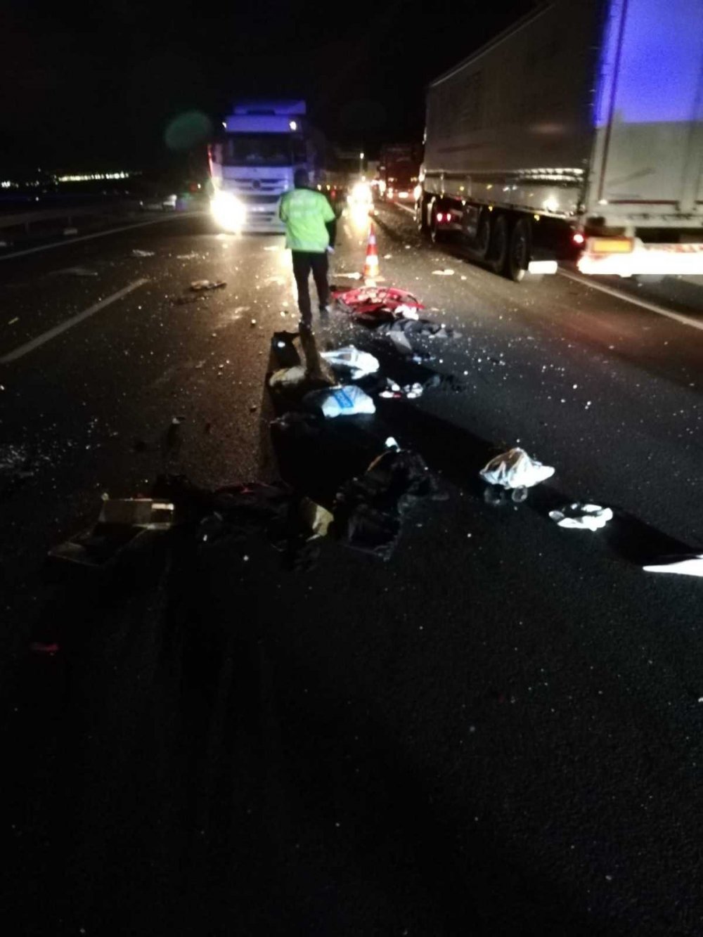 Ankara-Bolu yolunda karşı şeride geçen otomobil 2 çekiciye çarptı! 3 ölü 2 yaralı