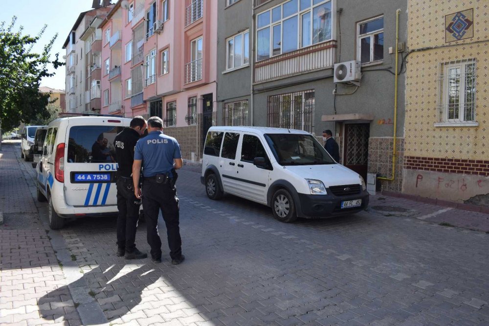Babasının turşu kavanozu ile darp ettiği genç ağır yaralandı