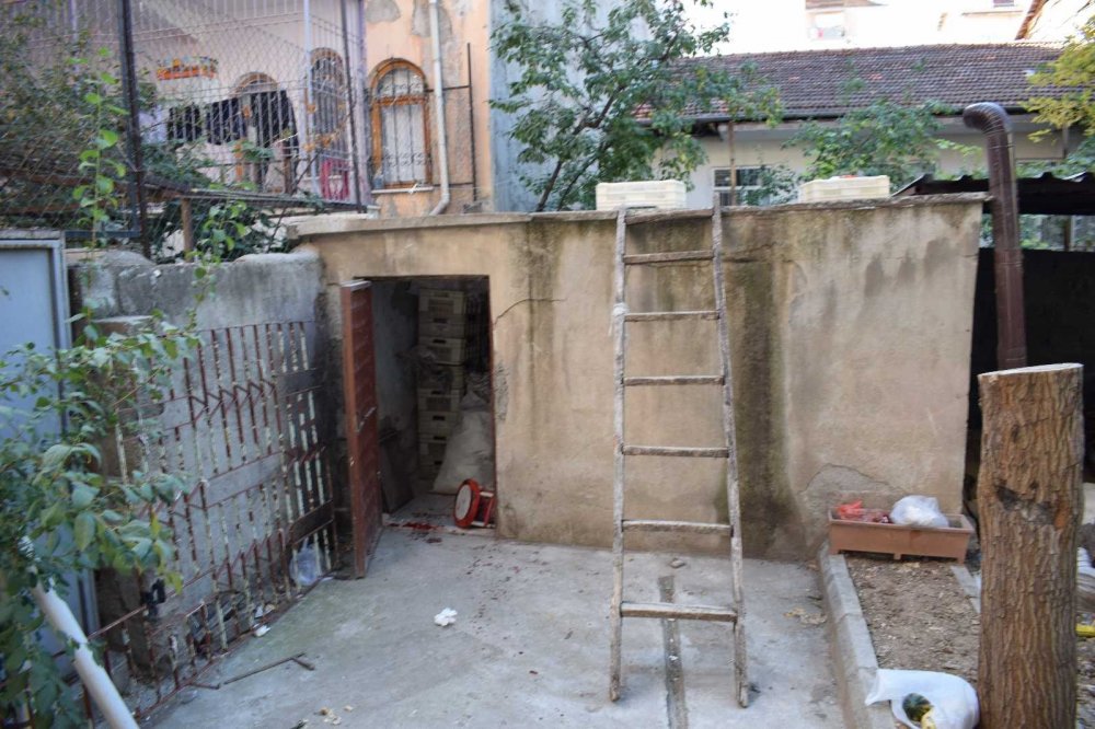 Babasının turşu kavanozu ile darp ettiği genç ağır yaralandı