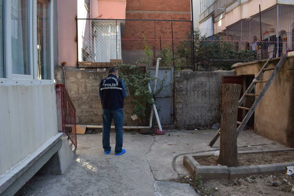 Babasının turşu kavanozu ile darp ettiği genç ağır yaralandı