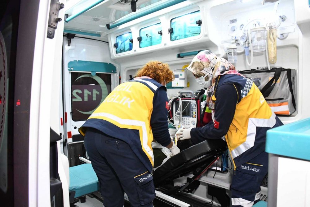 Minibüsün çarptığı otomobil savrularak kaldırımdaki hamile kadına çarptı!