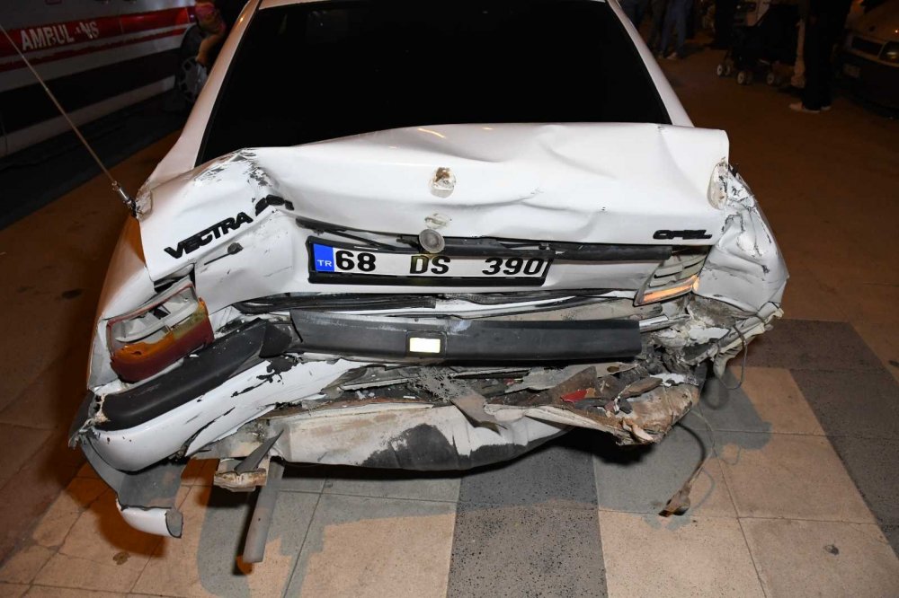 Minibüsün çarptığı otomobil savrularak kaldırımdaki hamile kadına çarptı!