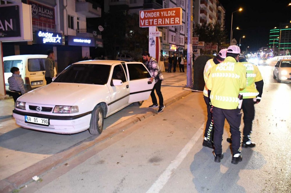 Minibüsün çarptığı otomobil savrularak kaldırımdaki hamile kadına çarptı!