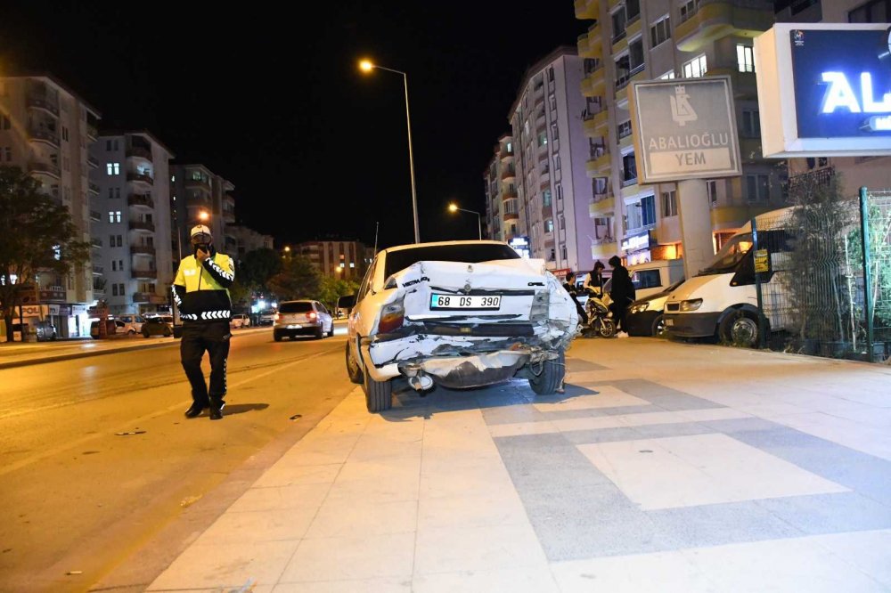 Minibüsün çarptığı otomobil savrularak kaldırımdaki hamile kadına çarptı!