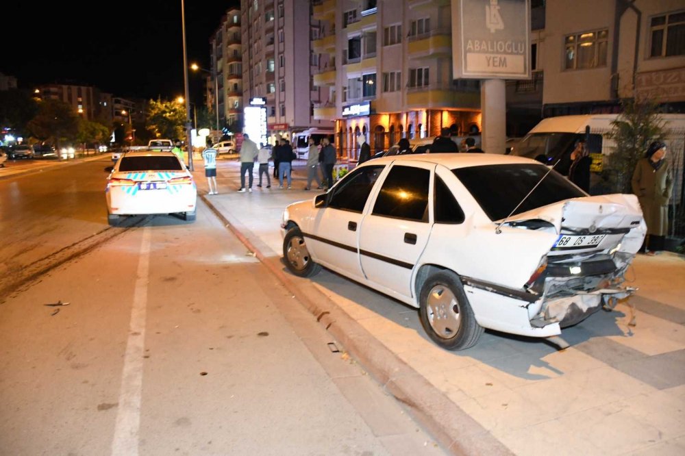 Minibüsün çarptığı otomobil savrularak kaldırımdaki hamile kadına çarptı!