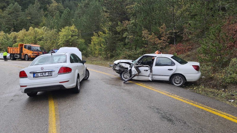Safranbolu'da otomobiller kafa kafaya çarpıştı! 6 yaralı