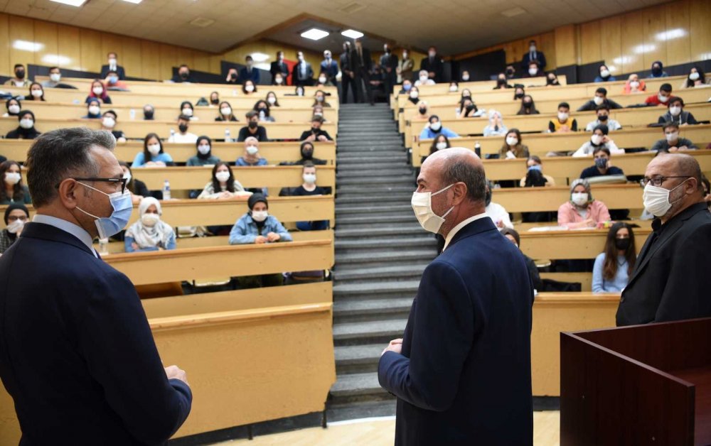 Başkan Pekyatırmacı ve Rektör Aksoy SÜ’de Siyasal Psikoloji dersine katıldı