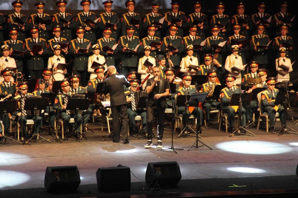 Kızılordu Konya'da! Solist Haluk Levent