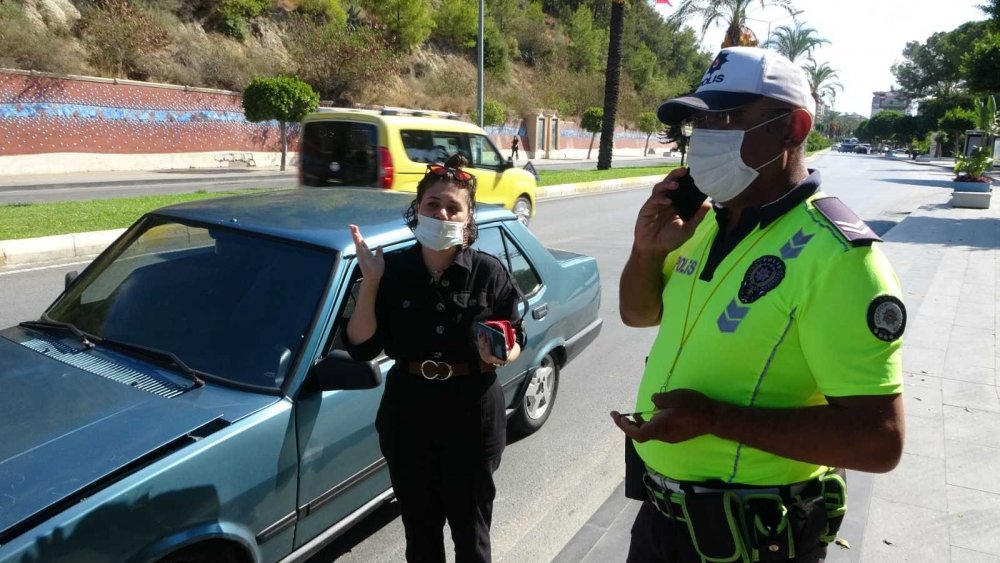 Manavgat'ta bir garip kaza! Kırmızı ışıkta durmak için el frenini çekince..