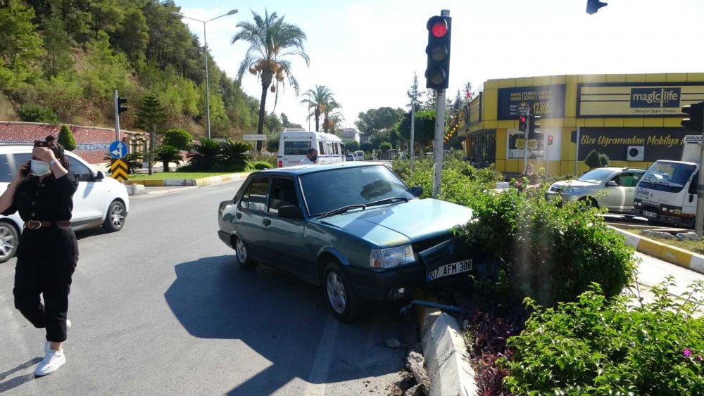 Manavgat'ta bir garip kaza! Kırmızı ışıkta durmak için el frenini çekince..