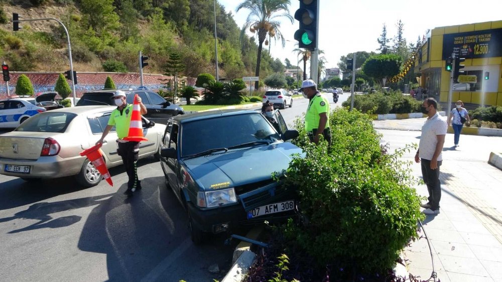 Manavgat'ta bir garip kaza! Kırmızı ışıkta durmak için el frenini çekince..