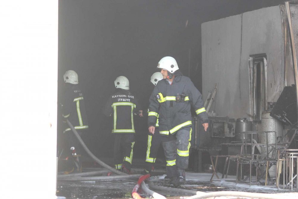 Metal mobilya fabrikasında yangın! Ekmek teknesini gözyaşlarıyla izledi