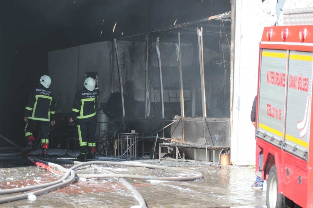 Metal mobilya fabrikasında yangın! Ekmek teknesini gözyaşlarıyla izledi