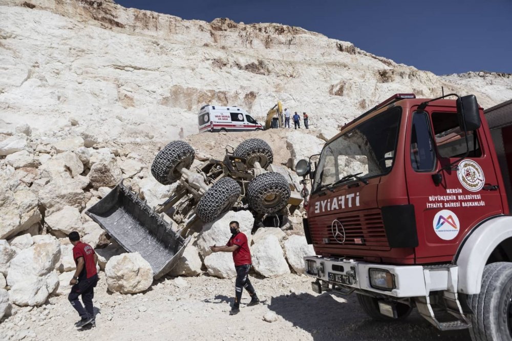 Taş ocağında iş makinesi devrildi! Altında kalan genç operatör ölümden döndü